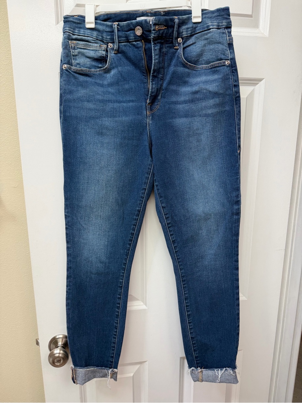 Good American Ankle Crop Jeans in Medium Blue Wash